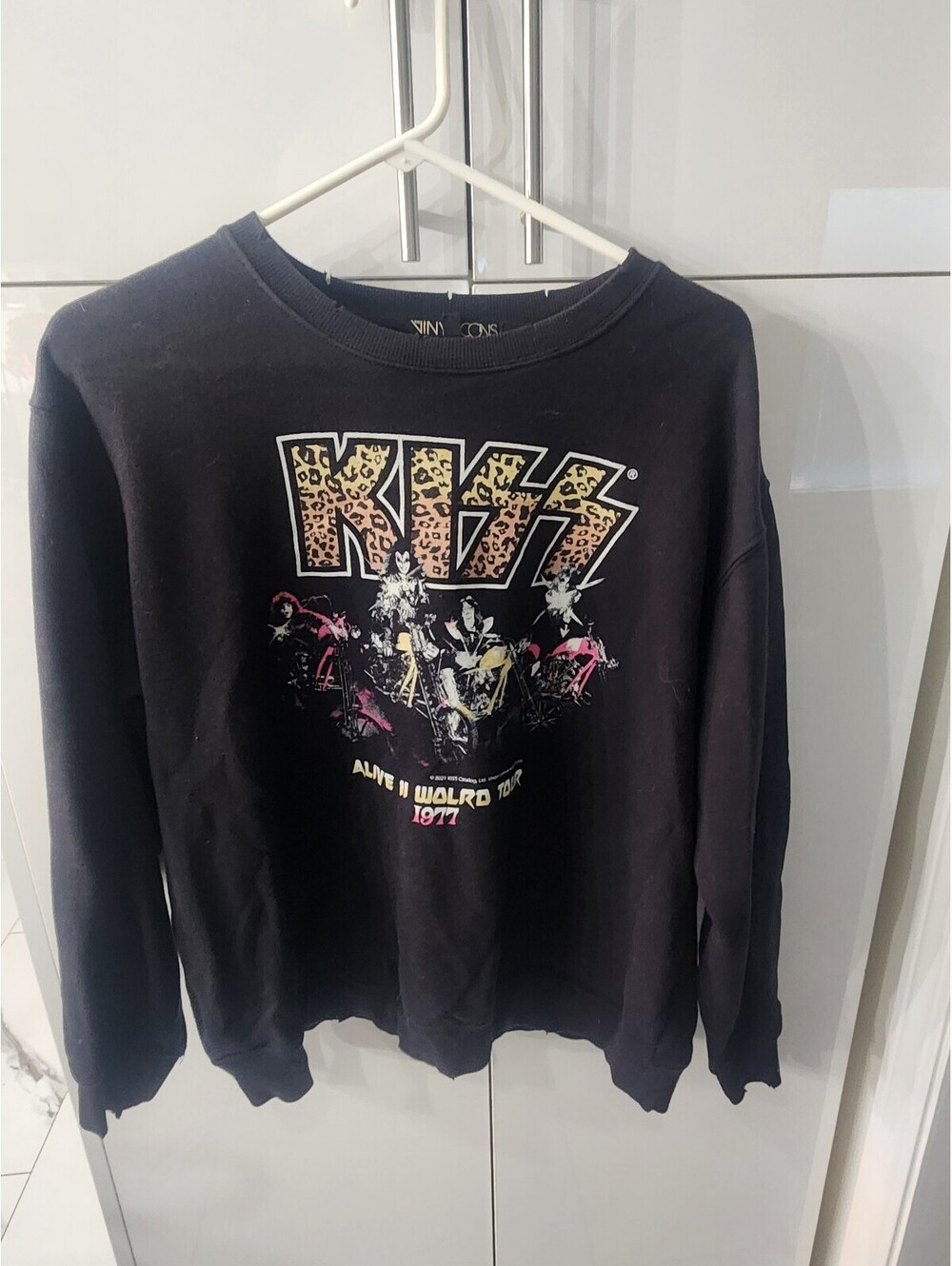 The Vinyl Icons KISS 1977 Alive World Tour Black Crewneck Sweatshirt - Picture 1 of 4